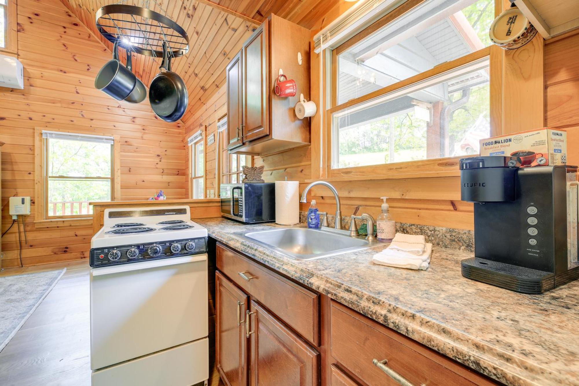 Quaint Blue Ridge Cabin Rental With On-Site Stream! Sparta Exterior photo